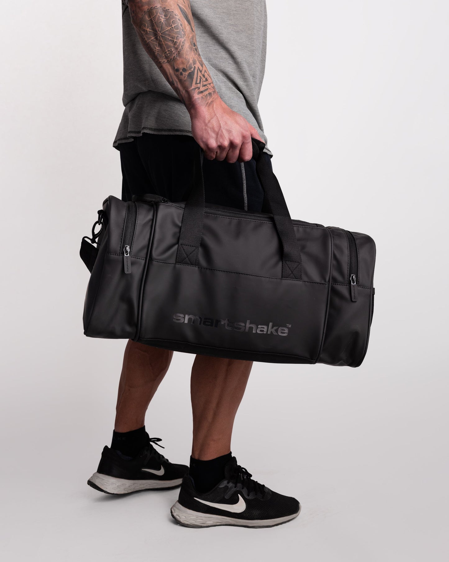 gym-bag-black-m5 Smartshake_GymBag_Black_lifestyle.jpg