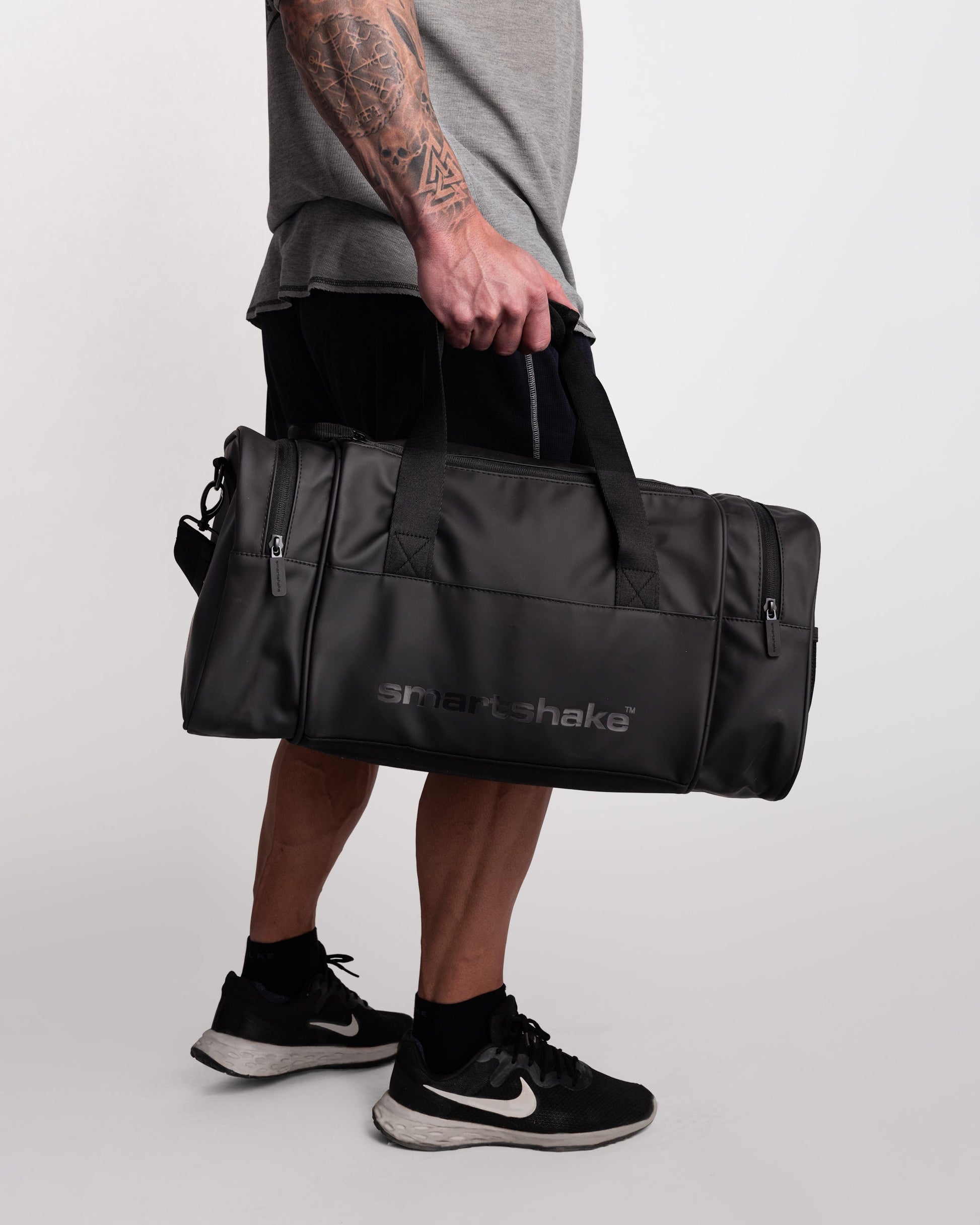 gym-bag-black-m5 Smartshake_GymBag_Black_lifestyle.jpg