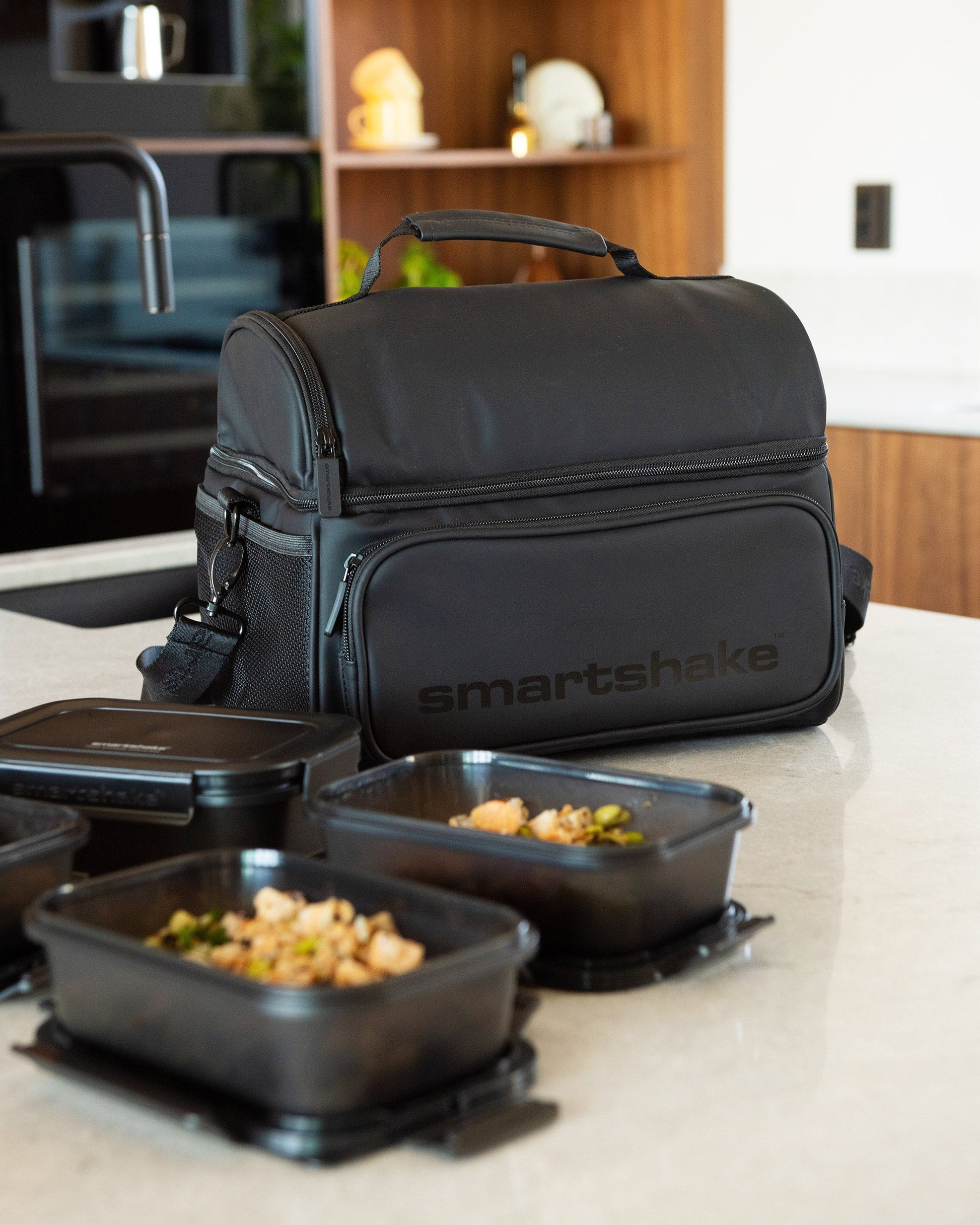 meal-prep-bag-black-with-4-food-containers-and-2-ice-packs-c7 Smartshake_Meal_Prep_Bag_Black_liefstyle.jpg