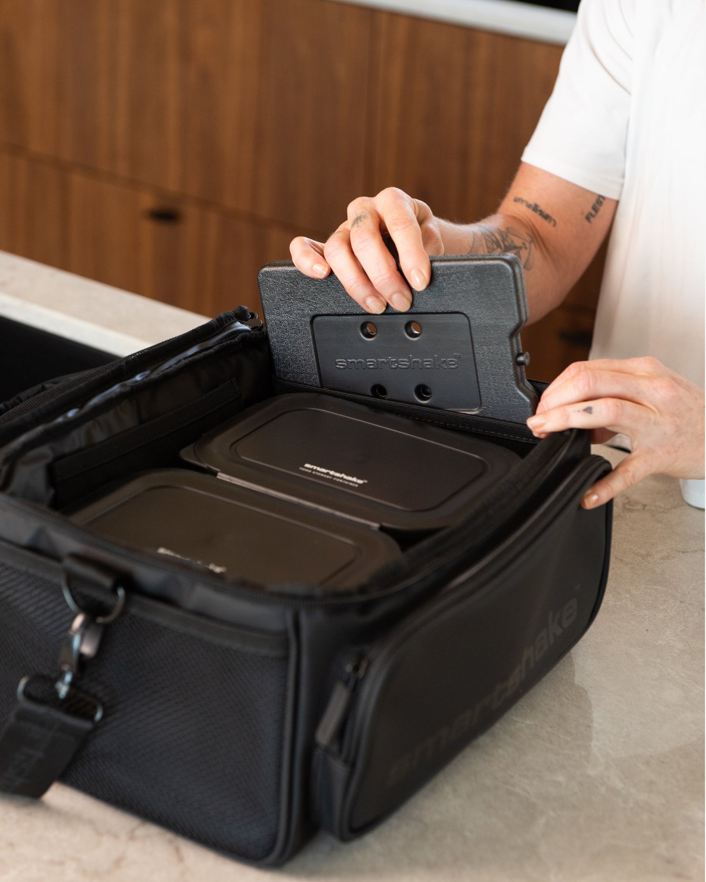 meal-prep-bag-black-with-4-food-containers-and-2-ice-packs-c7 Smartshake_Meal_Prep_Bag_Black_liefstyle_2.jpg